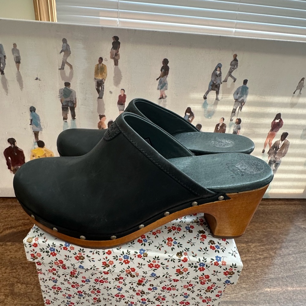 UGG Size 7 Black Leather Clogs with Wooden Heel new no box